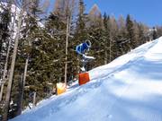 Canon à neige performant sur la piste de descente vers la vallée