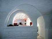 Bar dans l'igloo du village de neige