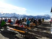 Terrasse ensoleillée du restaurant libre-service Käsker