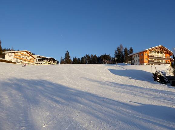 Vue sur la piste de ski au téléski Hinterfeldlift à Mösern