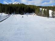 Espace débutant avec tapis roulants directement à la station de vallée