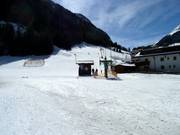 Vue sur le téléski du village à Feichten