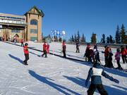 Les enfants sont bien pris en charge sur le tapis roulant.