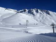 Piste parfaitement préparée dans le domaine skiable First