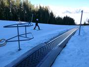 Tapis magique/tapis roulant à la station intermédiaire