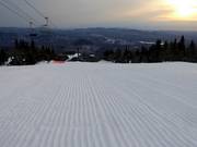 Piste parfaitement préparée dans le domaine skiable de Tremblant