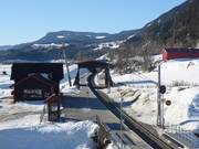 La gare de Kvitfjell se trouve directement au pied du domaine skiable.