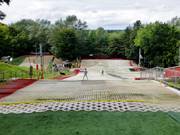 Vue d'ensemble de la piste pour débutants avec téléski d'entraînement