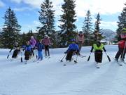 Mauro Bernardi - le premier moniteur de ski pour personnes en situation de handicap en Italie - avec son groupe