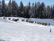 Les canons à neige attendent leur prochaine utilisation.