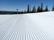 Piste parfaitement préparée dans le domaine skiable de Norefjell