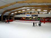 Famille dans le hall de ski