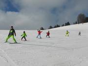 Cours de ski pour enfants sur la pente de l'école de ski