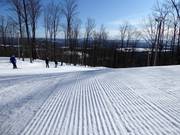 Piste parfaitement préparée dans le domaine skiable de Bromont