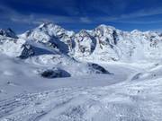 Descente du glacier de Morteratsch avec vue sur le Piz Bernina (4049 m) et le Piz Morteratsch (3751 m)