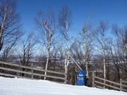 Enneigement par canons à neige dans le domaine skiable de Bromont
