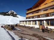 Terminer la journée de ski sur la terrasse ensoleillée