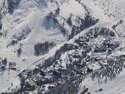 Le village de Saint Sorlin d’Arves s’étend le long des pistes en montant la montagne.