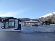 Parking soigné et caisse bien entretenue au paradis des enfants Bürchen