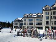 Magasin SkiStar et dépôt de skis très bien entretenus