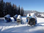 Les canons à neige attendent d’être utilisés.
