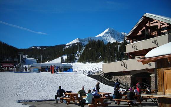 Skier à Big Sky Mountain Village Skier à Big Sky Mountain Village