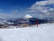 Le domaine skiable de Niseko avec vue sur le Yōtei-zan