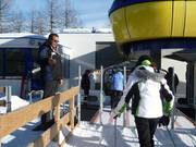 On vous invite aimablement à l'entrée.