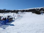 Téléskis pour débutants avec piste d'entraînement