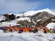 Chaises longues au restaurant Blatten sur la piste de descente vers la vallée