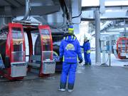 Les skis sont chargés dans la télécabine.