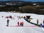 Cours de ski au tapis roulant dans la vallée