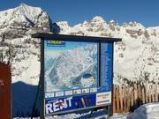 Panneau d'information au Kreuzjoch avec les données actuelles sur les remontées mécaniques et les pistes