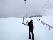 Le personnel sympathique vous aide au téléski Raketenlift.