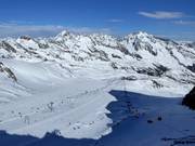 Vue depuis le sommet Schaufelspitze sur le glacier Eisjochferner