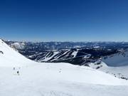 Vue depuis The Bowl, en dessous du Lone Mountain, vers l'Andesite Mountain