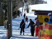 Le personnel vous aide à monter au téléski.