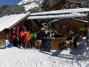 Bar dans la neige près du point de rencontre de l'école des sports de neige
