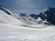 De larges pentes de poudreuse sur la descente vers la vallée