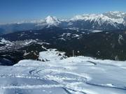 Neige poudreuse à côté de la piste