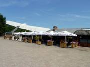 La biergarten devant la halle de ski