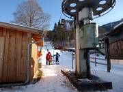 Le personnel aide à monter au téléski.