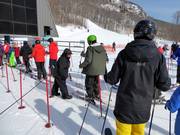 Lors de l'accès, les billets sont encore scannés manuellement.