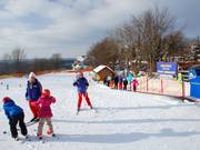 La zone de l'école de ski dispose de son propre tapis roulant.