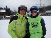À l'école de ski pour enfants, chaque enfant reçoit une cape avec son nom.
