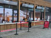 Personnel de caisse sympathique