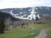 En bas golf - en haut ski