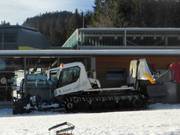Les dameuses attendent leur intervention à la station de vallée.