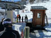 Les enfants sont aidés lors de la montée