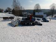 La petite dameuse prépare toute la piste